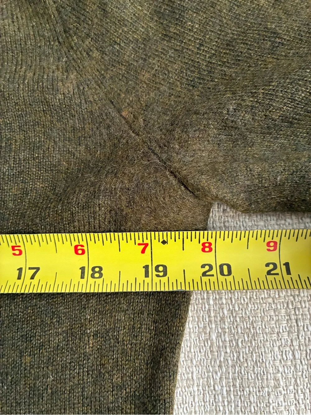 J. Crew Sweater Men's Small Italian Cashmere V-Neck in Olive Green 100% Cashmere